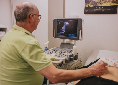 Dr_Philipp_macht_Ultraschalluntersuchung.jpg
